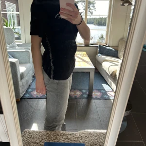 Svart Replay T-shirt - Säljer denna fina Replay T-shirt!!! Säljer den då den inte används. Använd ett fåtal gånger men inget som syns. Pris är diskuterbart!!! 