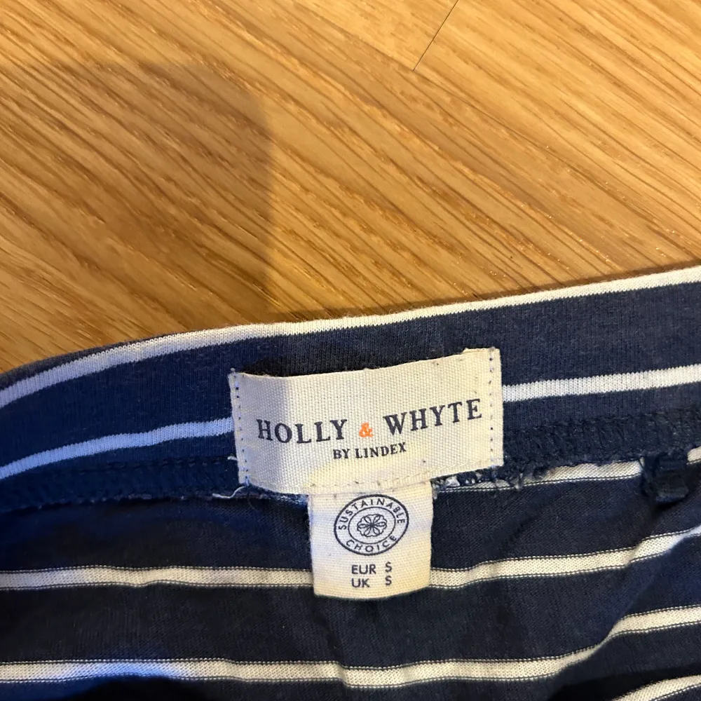 Storlek: S En vit randig kjol från Lindex/Holly Whyte  som är välanvänd Köparen står för frakten . Kjolar.