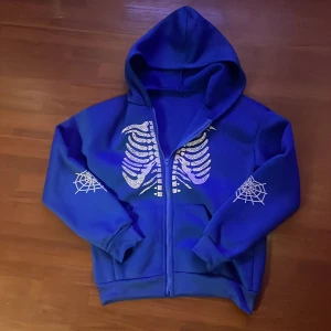 En jätte gosig blå sipphoodie med sklett på magen💙 - Hoodien är i storlek S/M och är jätte mysig💙💕