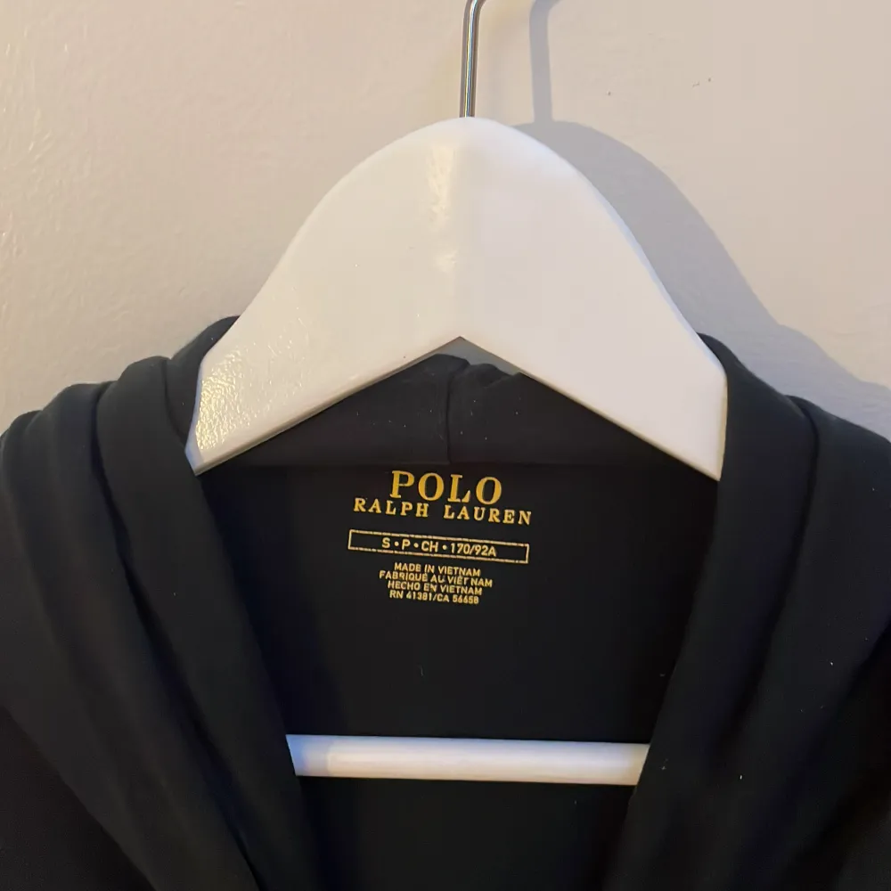 Säljer en riktigt skön svart hoodie från ralph lauren som jag nästan aldrig har använt. Perfekt nu till vår / sommar då den är väldigt tunn och luftig!  Skick:  9/10  Nypris: 899. Hoodies.