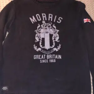Tjena säljer denna feta stickade Morris tröja. Skick 8/10. Storlek är XS men passar perfekt även för S.  