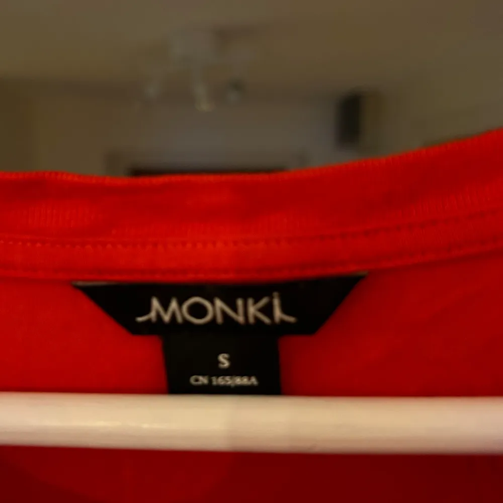 Storlek: S  Röd klänning från monki med två fickor fram. Klänningen är välanvänd men i ett bra skick.  Köparen står för frakten . Klänningar.