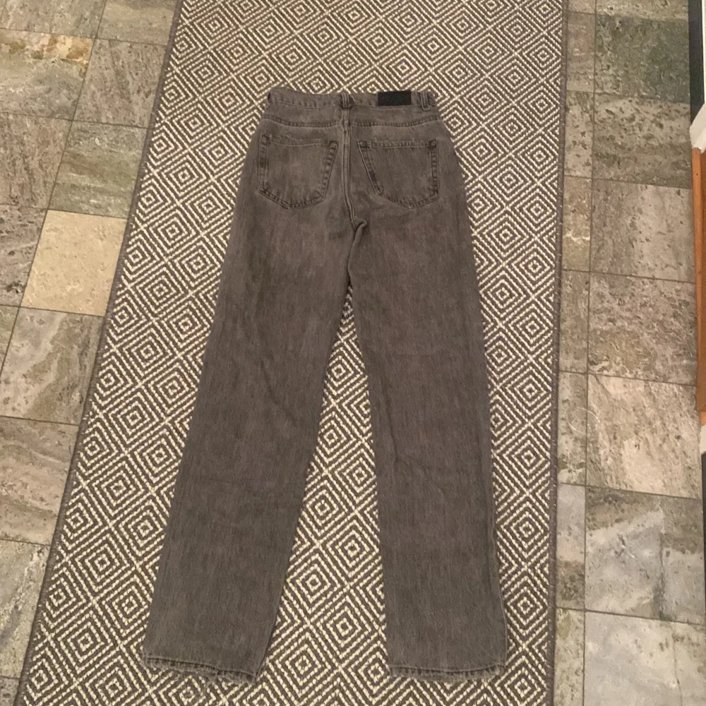 Ett nästan oanvända par jeans i storlek 32 från Gina. Säljer då de inte kommer till användning och jag inte behöver de. Priset kan diskuteras men köpte de dock för 500. (:. Jeans & Byxor.