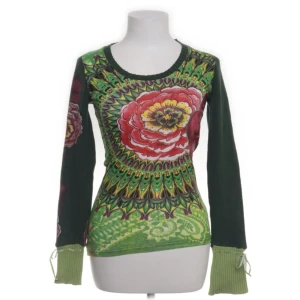 Y2K - Fin tröja från Desigual. Den är i bra skick men har tecken på användningen.