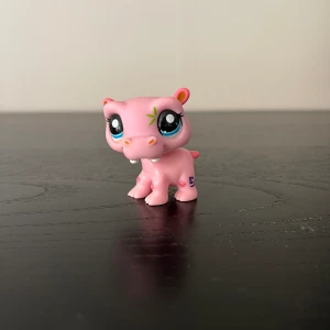 LPS #2083 - Säljer nu av mina LPS då dem legat nerpackade i flera år och knappt är använda så dem är i väldigt bra skick💕 Vid köp av fler så kontakta gärna mig privat så kan vi komma överens om ett paketpris💕 Vill ni ha fler bilder så är de bara att höra er💕 