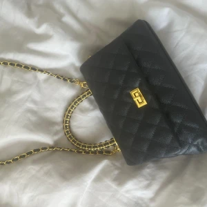 Handväska  - Jättefin väska ifrån SHEIN (köpt för 300) helt oanvänd 