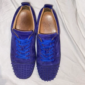 Christian Louboutins - Äkta Christian Louboutins. Använda men i toppskick. Saknar 3 spikar, se bild. Poppar verkligen i solljuset. Inget OG tyvärr.  Budgivning till start.