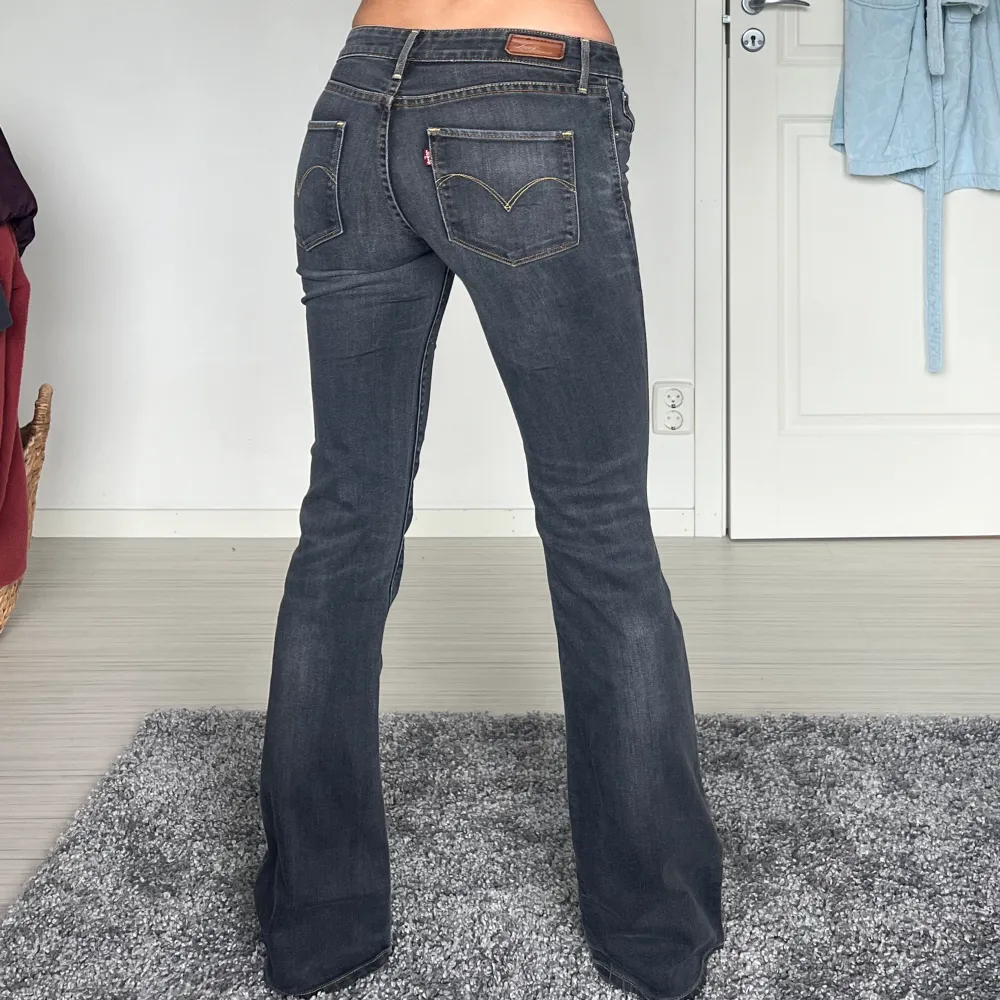 midjemått: 36cm rakt över, innerbenslängd: 80cm 💗 . Jeans & Byxor.