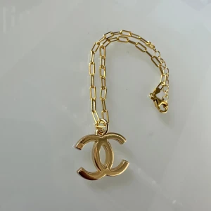 Chanel - Chanel-smycket är från Chanel, armbandet är rostfritt och nickelfritt. Vackert och elegant Chanel armband som passar till allt. Bär ensamt eller kombinera med klocka och andra smycken. 😻