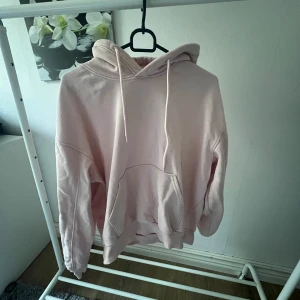ljusrosa weekday hoodie🩷🤍 - jag säljer denna ljusrosa weekday hoodie pga att den inte används🤍🩷 jätteskön och jättefin🤍🩷