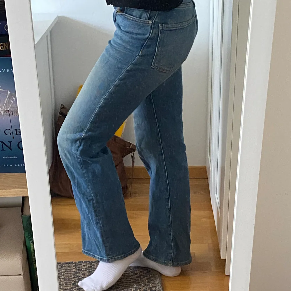Utsvängda jeans som är för små för mig i midjan. Fråga gärna om fler bilder. Har inga större täcken på användning utan ser i princip nya ut. . Jeans & Byxor.