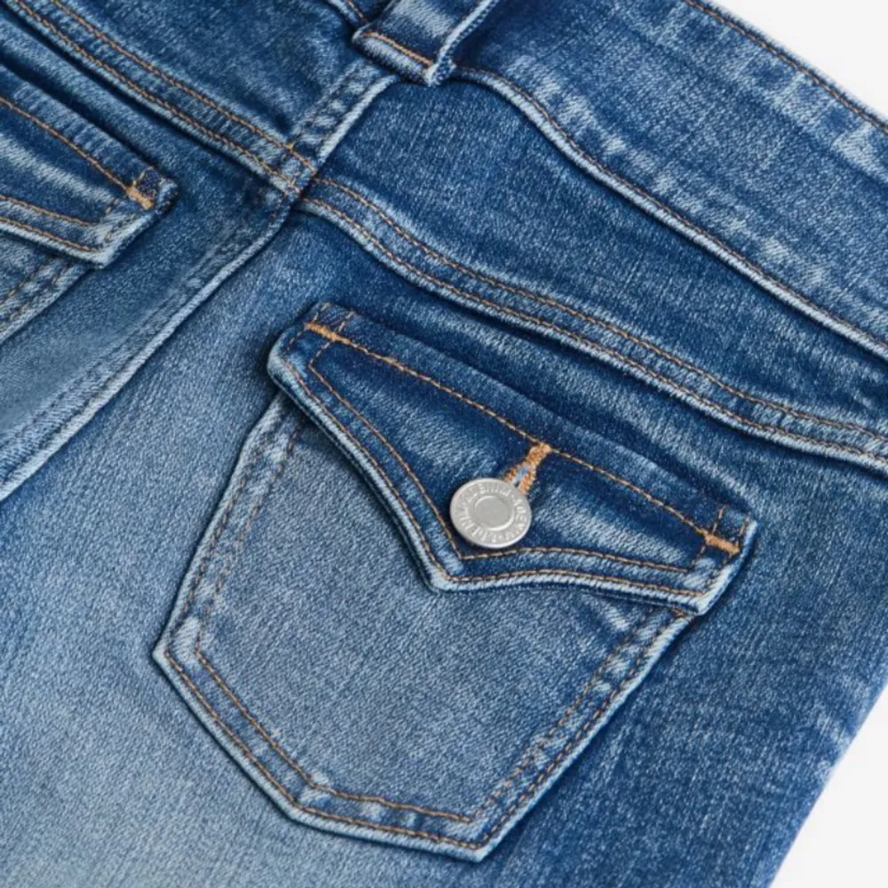 Low waist bootcut jeans ifrån hm!!🩷 Säljer för de inte kommer till andväning. Ny skick, i storlek 164 elr 13-14 y(slutsålda online). Jeans & Byxor.
