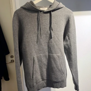 Hoodie - Hoodie från cos Nypris 1400kr Nyskick Storlek xs men passar s & mindre m
