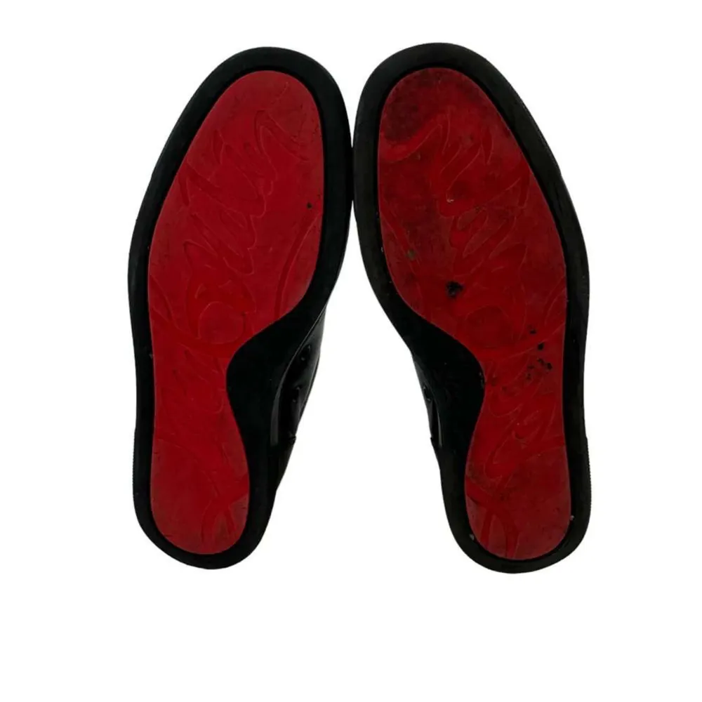 Hej, säljer nu dessa feta svarta läder skor av märket Christian Louboutin. Skorna är i väldigt bra skick. Tillkommer dustbag. ÄKTA💯💯💯. Skor.