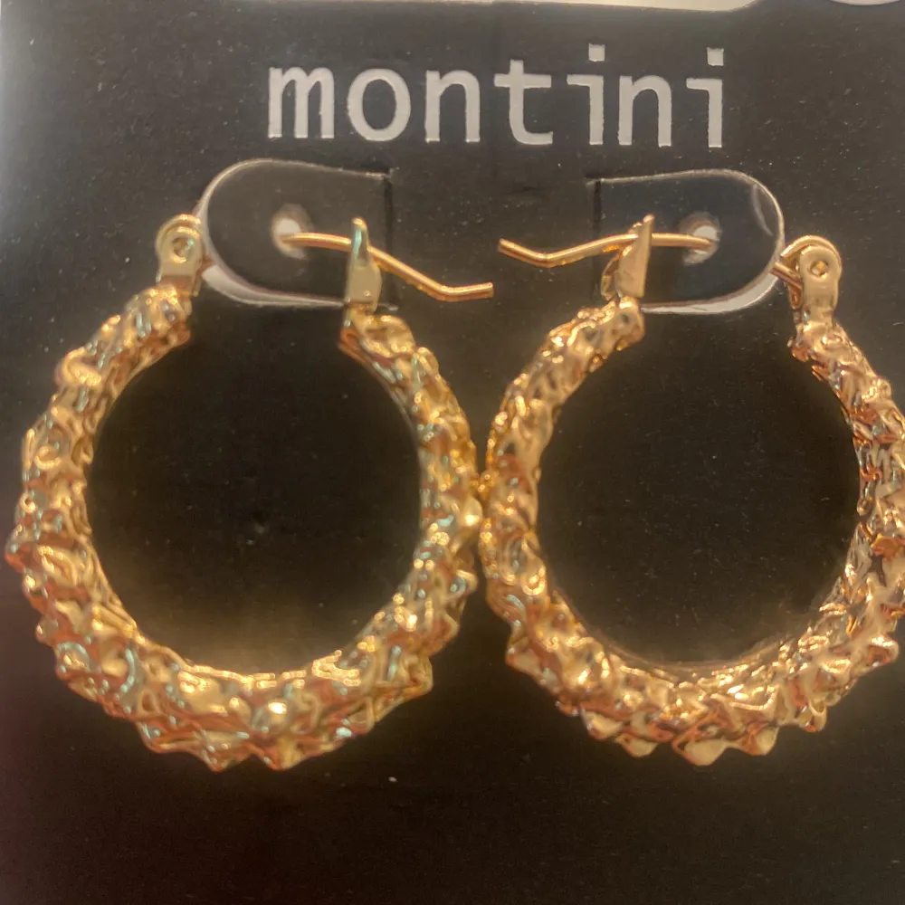 Guldiga örhängen, i bra skick från märket montini, säljer pga att har redan dessa (fick i fynd påse på ur&pen). Accessoarer.