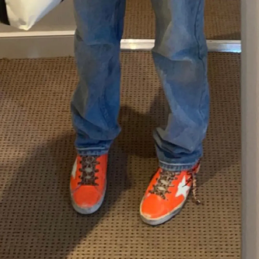 Så fina orangea sneakers från Golden goose i storlek 39, dessa går ej att få tag i längre. Sparsamt använda så i bra skick! Nypris runt 5000 . Skor.