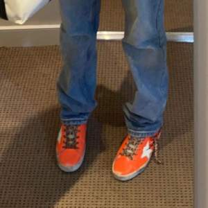 Så fina orangea sneakers från Golden goose i storlek 39, dessa går ej att få tag i längre. Sparsamt använda så i bra skick! Nypris runt 5000 