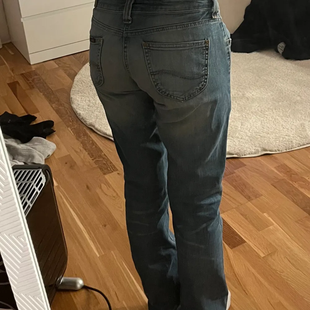 Lee jeans i mycket bra skick. Passar mig perfekt på längden, jag är 162 på ett ungefär. Vintage jeans.. Jeans & Byxor.
