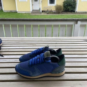 Valentino Rockrunners - Säljer Valeentino Rockrunners (blå) - Storlek: Passar 40-41 - Skick: 7/10 - Pris: 1299kr