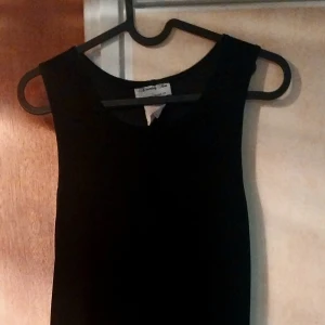 Kläder - 1:lång klänning i sammet med slits bak.stl s/m 130kr 2:svart nät tröja stl xxl 60kr 3:tunn jacka stl s/m 80kr 4:fila tröja stl s (lite små fläckar fram,ej tvättbara) 100kr