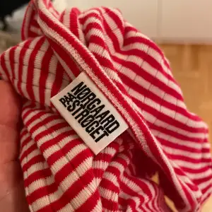 Randig tröja från Mads Nørgaard, köpt på Ströget i december, men har inte kommit till användning då jag insett att rött/vitt i kombo inte riktigt är mina färger🥲 tröjan är onesize (passar typ XS-M) och det är den ”normala” modellen! 