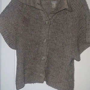 Trekvartsärm kofta  - Säljer denna jättesöta kofta som e trekvartsärmad endast använd fåtal gånger! Storlek S men passar M också 