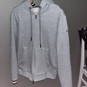 Moncler hoodie - Säljer moncler hoodie pga den ej kommer till användning längre. Mycket bra skick inga fläckar, hål eller liknande.