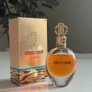 Roberto Cavalli Parfym  - Roberto Cavalli Parfym, 50ml men använd några gånger så 45ml kvar.  Nypris: 600