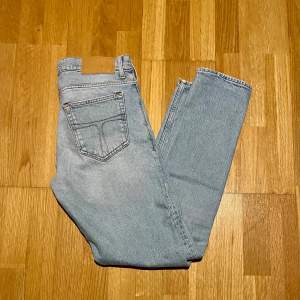 Tiger of Sweden jeans i väldigt bra skick. Storlek w29 L32 i Slim passform. Ny pris 1600 mitt pris 299.