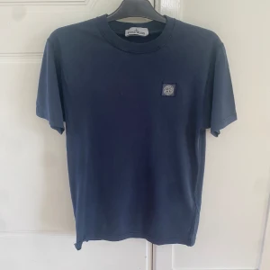 Stone Island T-Shirt - Stone Island T-Shirt i mycket bra skick förutom några små hål som man kan se på bild två. Ordinarie pris är cirka 1000kr men jag säljer den för 349kr, den är självklart äkta och sparsamt använd i min ägo😊