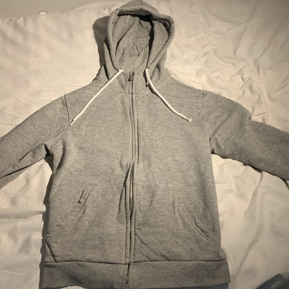 Säljer denna grå zip up hoodie från etirel. Skick 10/10. Hoodies.