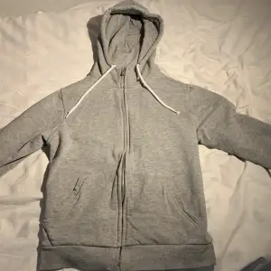 Säljer denna grå zip up hoodie från etirel. Skick 10/10