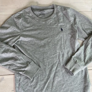 Polo Ralph Lauren - Tjena säljer min polo tröja. Riktigt fet tröja inga defekter och är riktigt fet👍 säljs för bra pris och är i storlek M