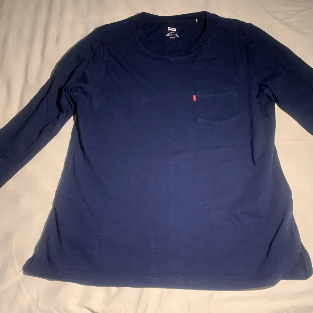 En mörkblå Levis tröja som jag inte använder något. Skick 9/10. Tröjor & Koftor.