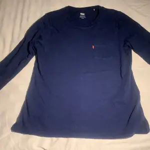 En mörkblå Levis tröja som jag inte använder något. Skick 9/10