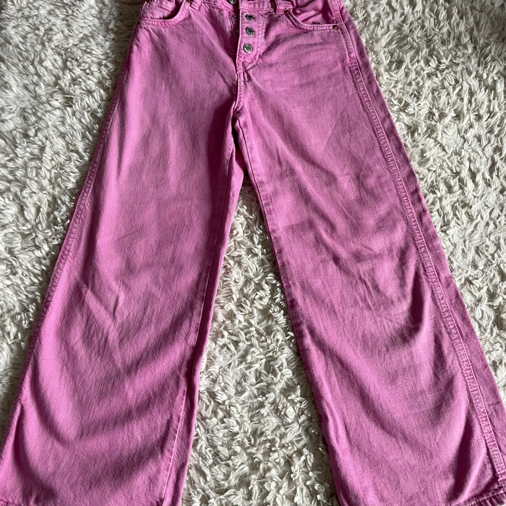 Rosa fina jeans från zara❤️ jätte bra skick och 4 knappar. Köpta för 300kr. OBS! Köparen står för frakten.. Jeans & Byxor.