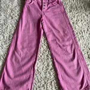 Rosa fina jeans från zara❤️ jätte bra skick och 4 knappar. Köpta för 300kr. OBS! Köparen står för frakten.