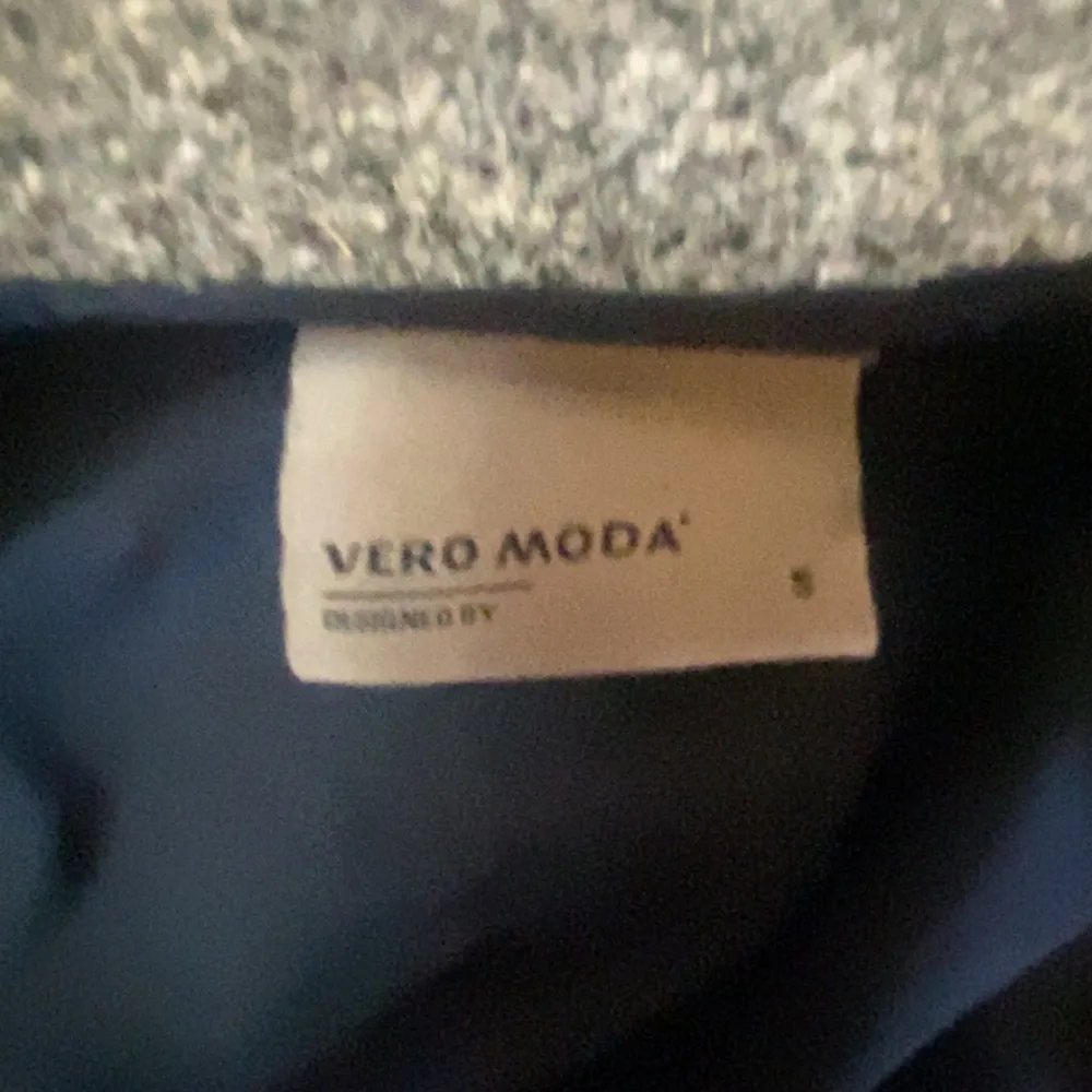 Jättefint linne från Vero moda som används otroligt lite. Säljer bara för att jag inte använder linnen så mycket❤️så linnet är i väldigt fint skick. Toppar.