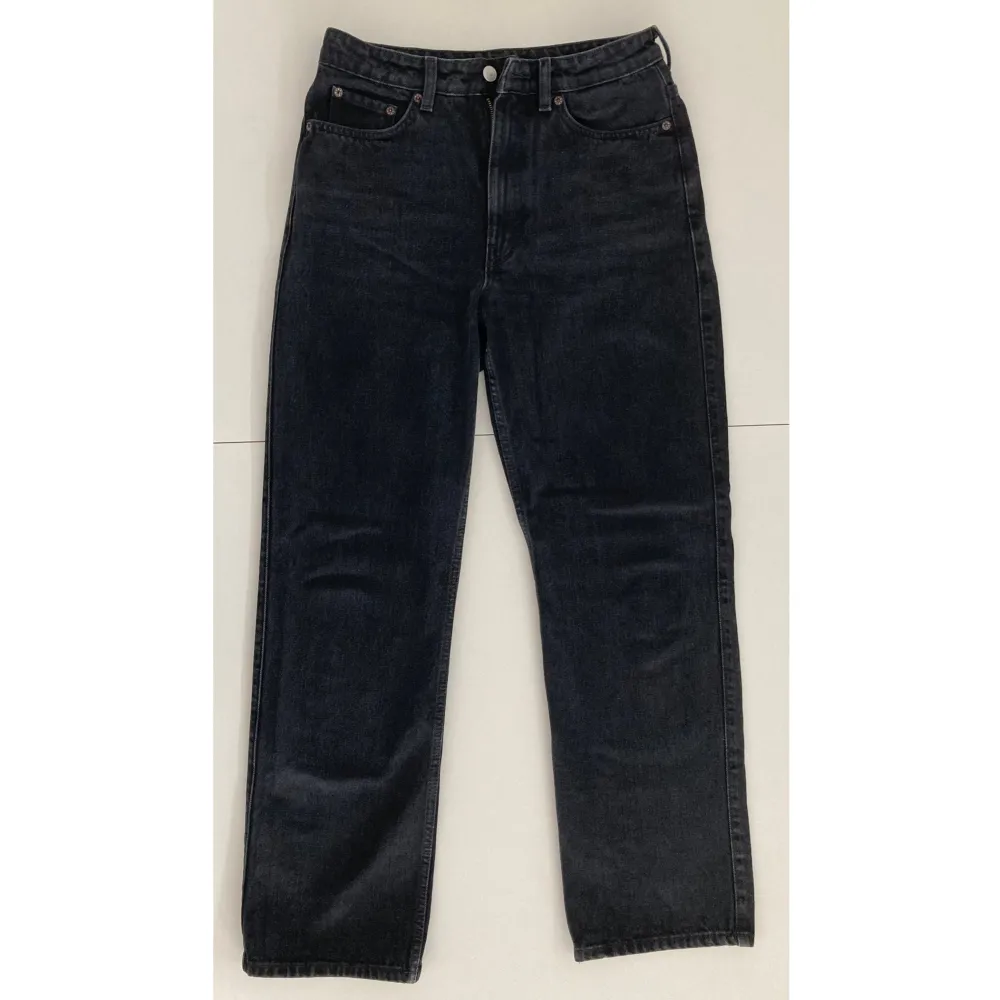 Weekday rowe extra high straight jeans i färgen echo svart. Storlek 29/32. Använda men i bra skick.. Jeans & Byxor.