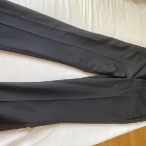 Bikbok kostymbyxor  - Jättefina kostymbyxor från bikbok, köpta för 500kr och är i helt nyskick då dom endast är använda en gång. Dock är dom för stora och därför säljer jag dom vidare!