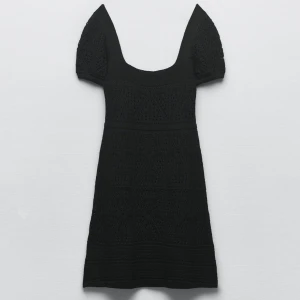 Zara sommar klänning - Denna gulliga sommarkläning är helt oanvänd med lappen kvar. Den är endast testat en gång. Nypris: 379 kr, jag säljer den för 199kr!💘