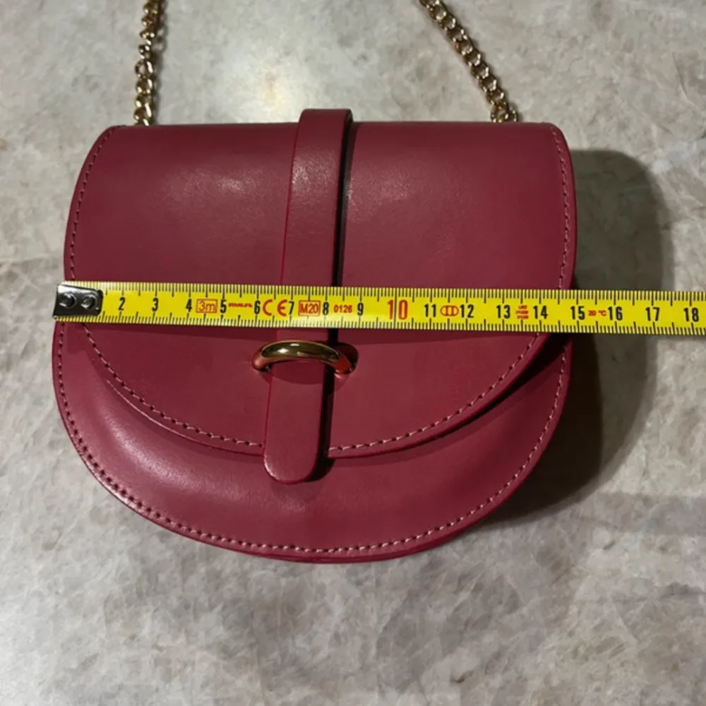 A very feminine and elegant cross body Italian hand bag with golden details. Genuine leather. I bought it in Rome from a store where they were being made. It’s unused.. Väskor.