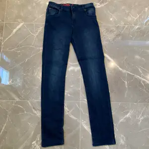 Kolla in dessa blå jeans i toppskick! Perfekt för att uppgradera din stil utan att överdriva. Skaffa dem nu och ge din look en boost!