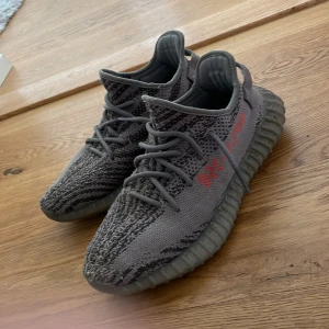 Yeezy boost 350 v2 beluga - Jag säljer ett par riktigt feta yeezy 350 eftersom att dem har blivit för små. 8/10 i skick, ända trasiga är undersida vilket inte syns när man har på sig dem. Box ingår tyvär inte.  köpta på second place i malmö. Så dem är äkta. Nypris runt 5000 kr.