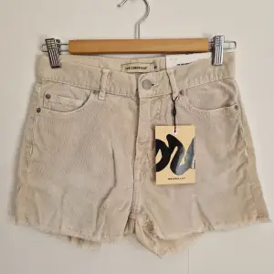 The Cords & Co Ebba High waist tight fit shorts i tunn manchester. 100% bomull.  New with tags Storlek 26 Ord.pris 599 kr