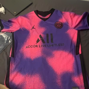 Äkta psg tröja  - Äkta Psg match tröja 20/21 model, säljer pga stor storlek har använt den 1 gång typ så den är helt ny o fräsh. Stl M men passar även S o L