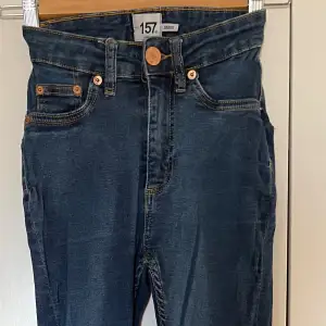 Mörkblåa jeans ifrån lager 157 i storlek XXS i modellen snake  mycket gott skick nästan nya