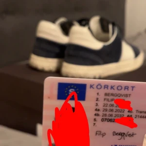 Valentino Flycrews - Säljer dessa stilrena Valentino flycrews i färgen Mocha NAVY som är svåra att få tag på. Storleken är 42,5 (passar även 43 då jag har 43). Alla nitar sitter kvar och dustbag och skolåda tillkommer. Använda 3ggr så skick 8/10 Hör av er vid frågor 💯🔥