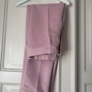 Rosa kostymbyxor  - Rosa kostymbyxor, aldrig använda. 
