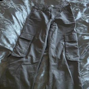 Lowwaist cargos  - Från Gina Passar mig som har S